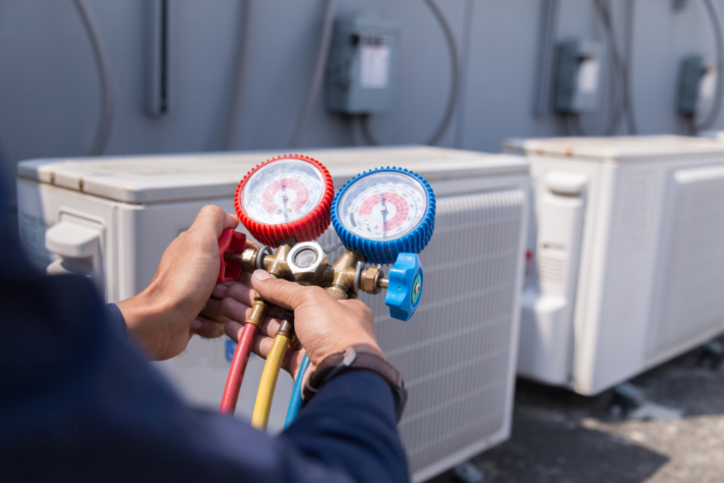 棋牌电子游戏平台's technician performing AC maintenance in New Orleans, LA